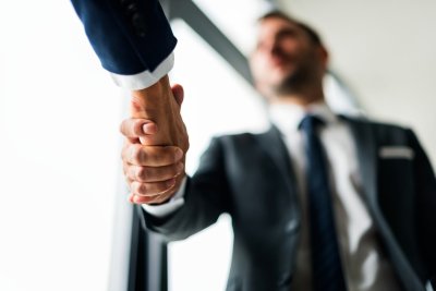 Hoe ga je een relatie met een nieuwe zakenpartner aan?